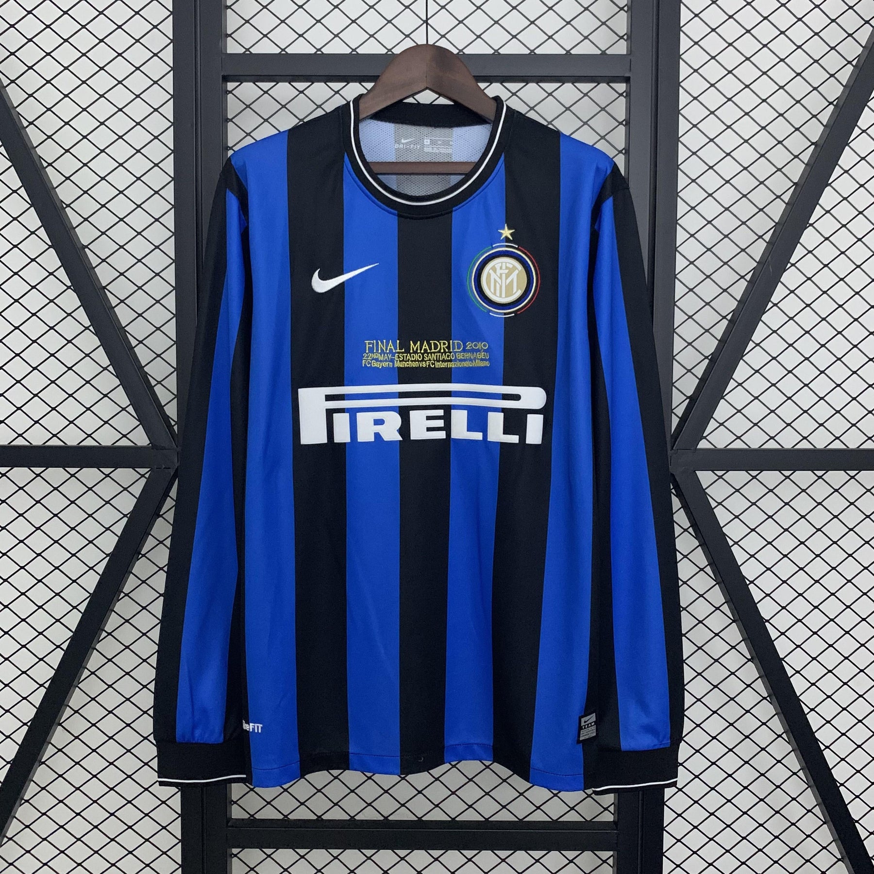 Camisa Manga Longa Inter de Milão Retrô Home 2010 Torcedor Masculina - Azul e Preta