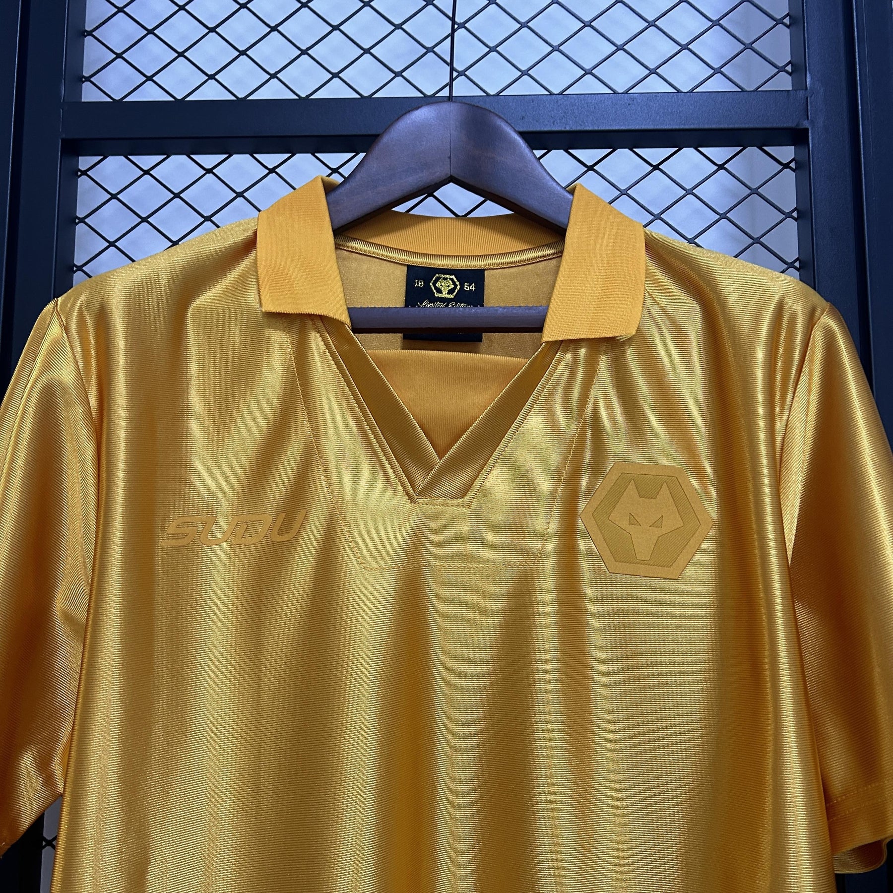 Camisa Wolves Comemorativa "70 Anos" 24/25 Torcedor Masculina - Amarela