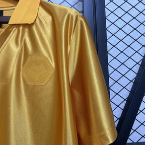 Camisa Wolves Comemorativa "70 Anos" 24/25 Torcedor Masculina - Amarela